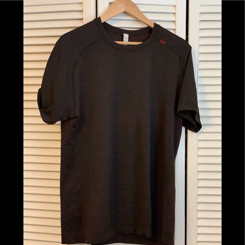 Lululemon men’s shorts sleeve athletic shirt